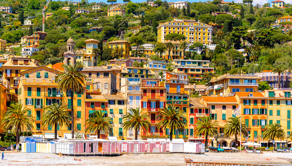 Fachadas de color pastel en Sta. Margarita Ligure, destino de vacaciones de verano.
